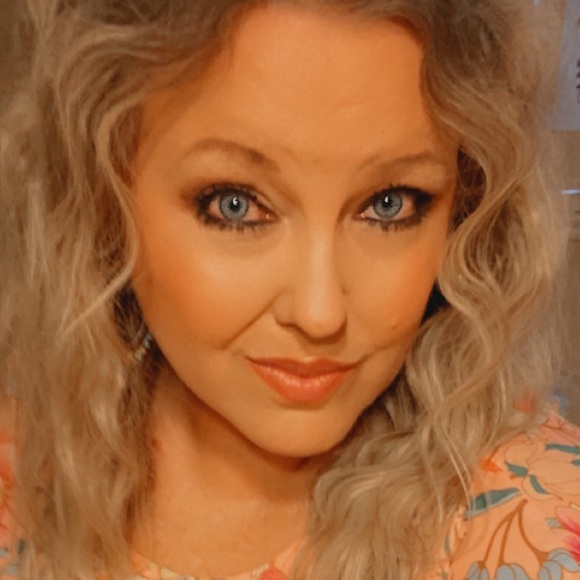 Meet your Posher, Katie - Picture 1 of 2